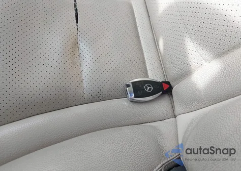 2015 Mercedes-Benz C 300 4Matic z USA, uszkodzony, nr VIN 55SWF4KB5FU033583